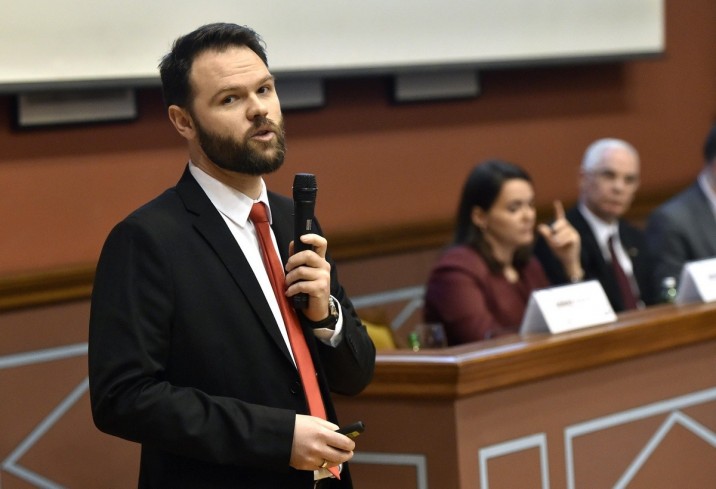 Székely Levente szociológus, a háttérben Balog Zoltán és Novák Katalin - MTI Fotó: Máthé Zoltán