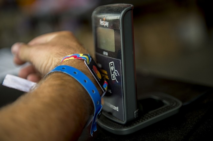 Karszalagjával fizet egy résztvevő egy terminálnál a 27. Sziget fesztiválon az óbudai Hajógyári-szigeten 2019. augusztus 8-án. MTI/Sóki Tamás