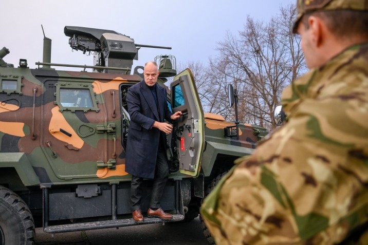 Szalay-Bobrovniczky Kristóf honvédelmi miniszter egy Gidrán típusú páncélozott harcjárműnél a nyírteleki Kedvesház diákjainak látogatásakor az MH 5. Bocskai István Lövészdandár debreceni laktanyájában 2022. december 20-án. MTI/Czeglédi Zsolt
