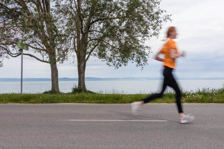 Siófok, 2023. május 7. Versenyző a XVII. NN Ultrabalaton futóverseny utolsó napján, a siófok-sóstói szakaszon 2023. május 7-én. MTI/Katona Tibor