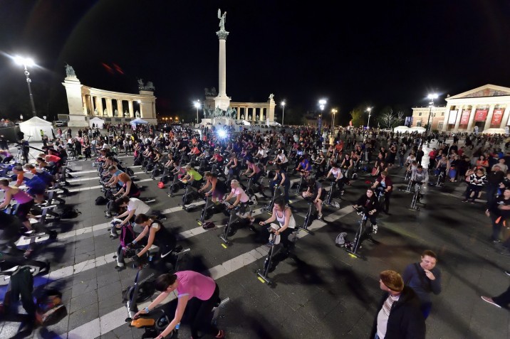 Spinning edzés a Mozgás éjszakája sportfesztiválon a Hősök terén 2023. június 16-án. MTI/Lakatos Péter