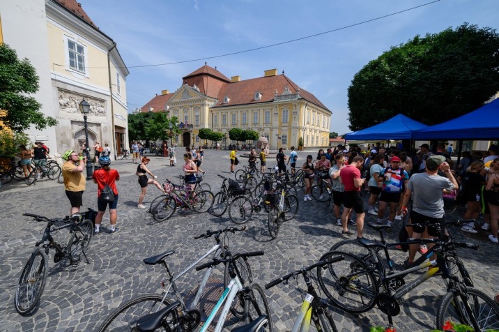 Fesztiválozók a Tekerj az EFOTT-ra biciklitúra székesfehérvári állomásán a Városháza téren 2023. július 12-én. A biciklitúrán több mint 150-en vettek részt, akik kedvezményesen juthatnak be az Egyetemisták és Főiskolások Országos Turisztikai Találkozójára (EFOTT). MTI/Vasvári Tamás
