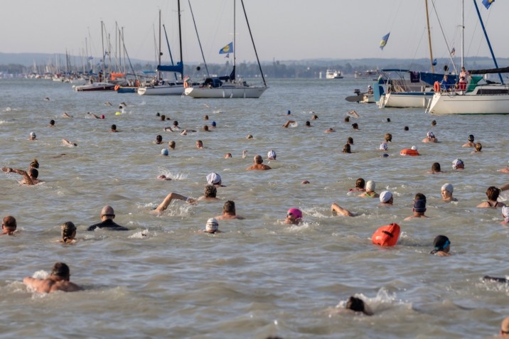 A 41. Lidl Balaton-átúszás résztvevői megkezdik az 5,2 kilométeres táv teljesítését Révfülöpnél 2023. július 23-án. MTI/Katona Tibor