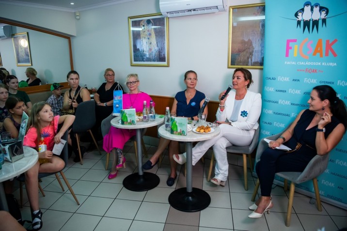 Vitályos Eszter, a Kulturális és Innovációs Minisztérium parlamenti államtitkára (j2) beszédet mond Király Nóra (j3) és Kassai Etelka (j4) Bonnie csodálatos élete című kötetének budapesti bemutatóján 2023. július 25-én. Jobbra Máthé Zsuzsa moderátor. A kötet a Fiatal Családosok Klubja (FICSAK) kiadásában, a klub második mesekönyveként jelent meg. MTI/Balogh Zoltán